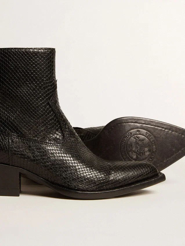 Niedrige „Debbie“-Stiefel aus schwarzem Leder mit Schlangenprint