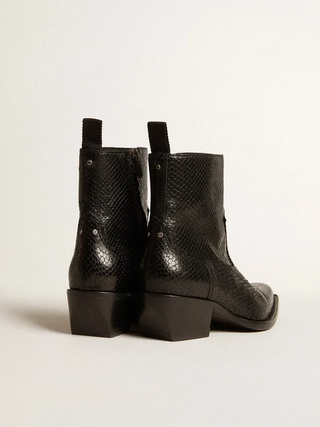 Niedrige „Debbie“-Stiefel aus schwarzem Leder mit Schlangenprint