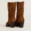 Niedrige „Wish Star“-Stiefel aus cognacfarbenem Wildleder mit ton-in-ton gesticktem Stern