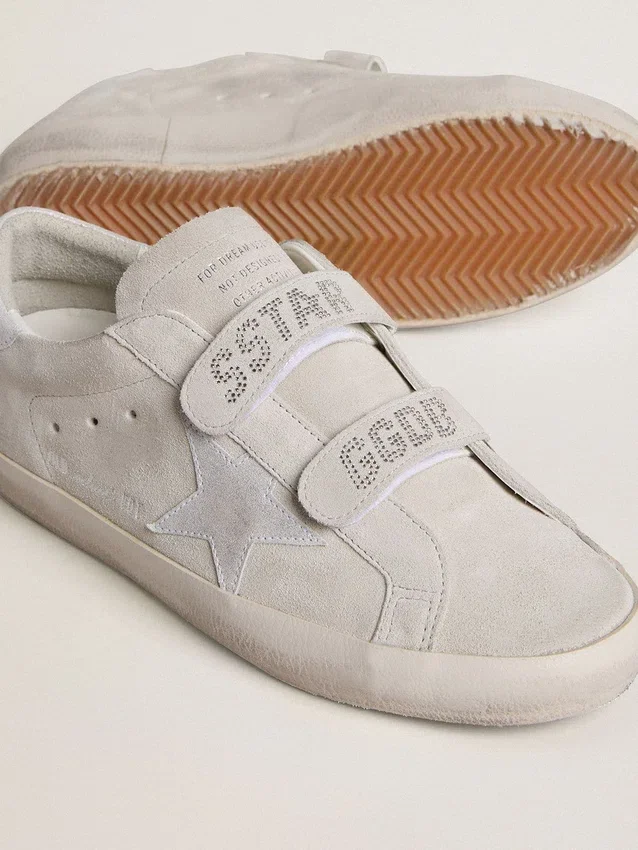 Old-School-Damenschuhe aus hellgrauem Wildleder mit einem Lederstern mit Mikroglitter