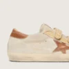 Old-School-Damenschuhe aus perlfarbenem Wildleder mit ziegelrotem Lederstern und Raffia-Riemen