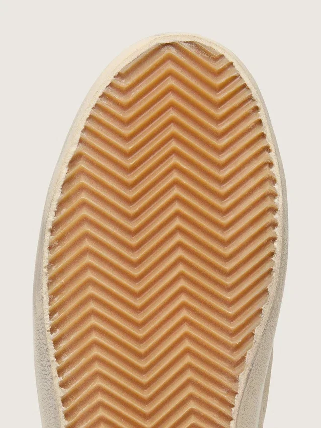 Old-School-Damenschuhe aus perlfarbenem Wildleder mit ziegelrotem Lederstern und Raffia-Riemen