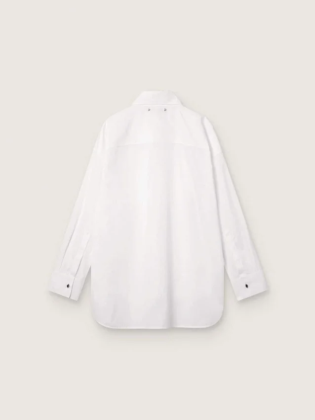Oversize-Hemd für Damen aus weißer Baumwolle mit Plissee-Detail und Schmucksknöpfen