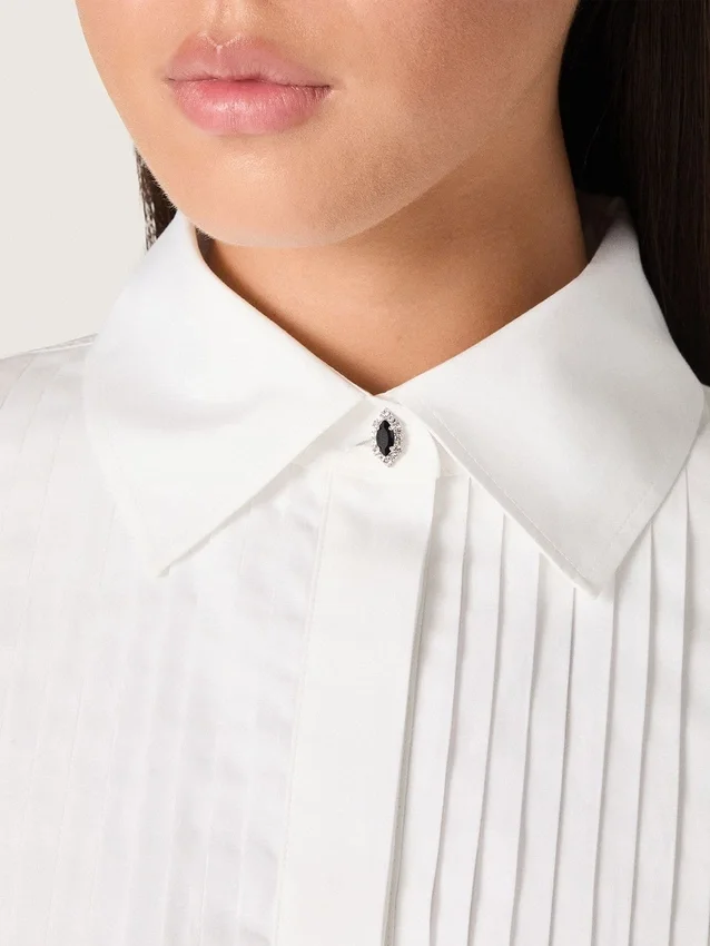 Oversize-Hemd für Damen aus weißer Baumwolle mit Plissee-Detail und Schmucksknöpfen