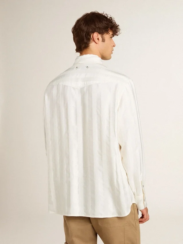 Oversized-Herrenhemd in „Worn-White“-Optik mit vertikalen Streifen