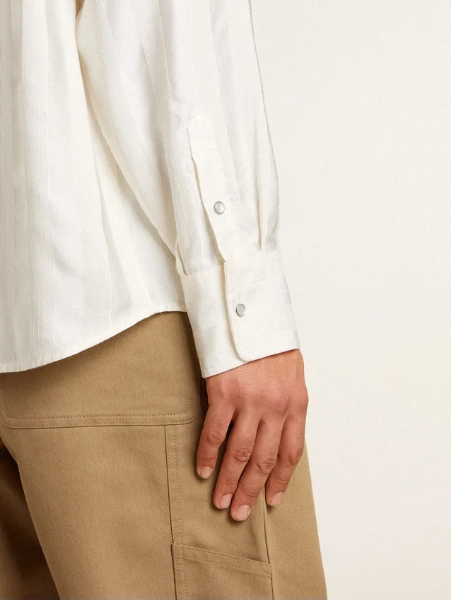 Oversized-Herrenhemd in „Worn-White“-Optik mit vertikalen Streifen