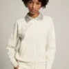 Papyrusweißes Sweatshirt mit Reißverschluss aus der Denise Star Collection und Kristallkragen