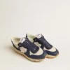„Running Sole“ aus cremefarbenem Mesh und blauem Leder mit einem weißen Lederstern