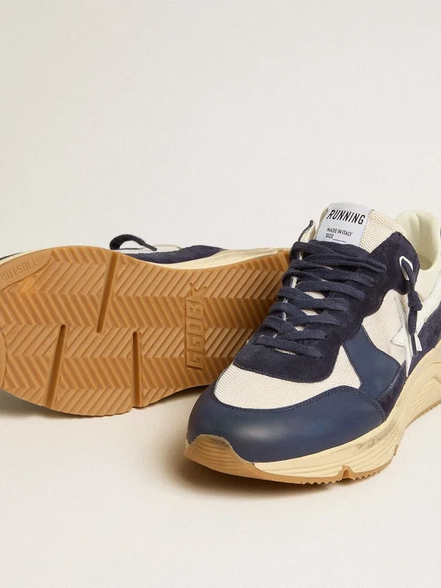 „Running Sole“ aus cremefarbenem Mesh und blauem Leder mit einem weißen Lederstern