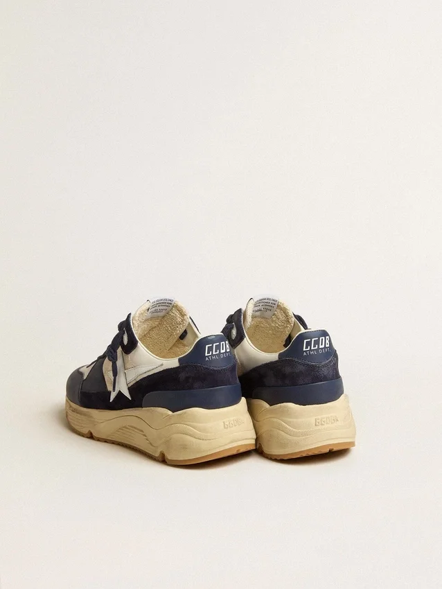 „Running Sole“ aus cremefarbenem Mesh und blauem Leder mit einem weißen Lederstern