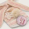 Schnürsenkel aus Lederwaren in Hellbeige mit rosa Zierband, Anstecknadel und Applikationen