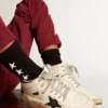 Schwarze Socken mit kontrastierenden weißen Sternen