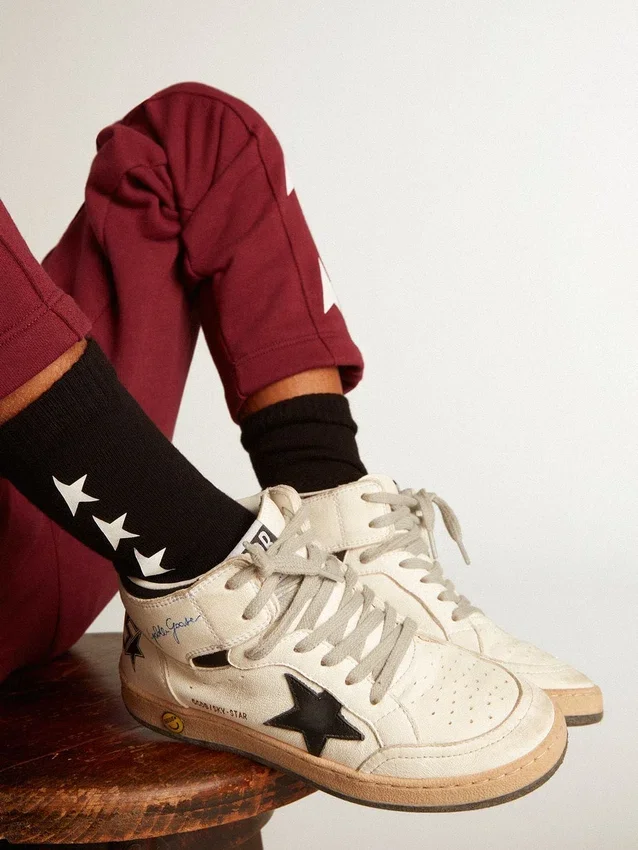 Schwarze Socken mit kontrastierenden weißen Sternen