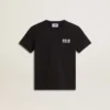 Schwarzes Hemd mit kontrastierendem weißem Logo auf der Vorderseite und großem Stern auf der Rückseite
