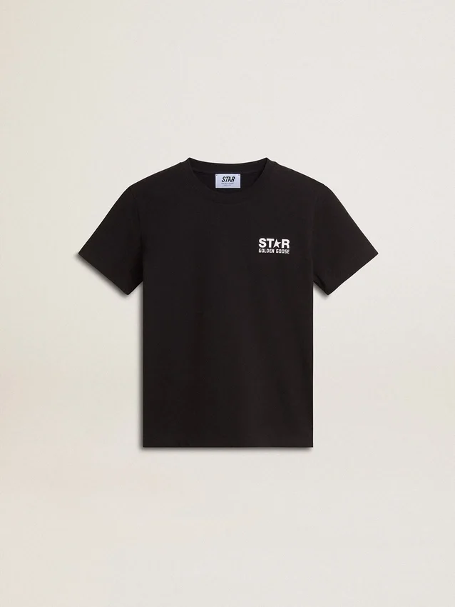 Schwarzes Hemd mit kontrastierendem weißem Logo auf der Vorderseite und großem Stern auf der Rückseite