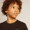 Schwarzes Hemd mit kontrastierendem weißem Logo auf der Vorderseite und großem Stern auf der Rückseite