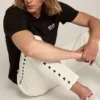 Schwarzes Herren-Hemd mit kontrastierendem weißem Logo und Stern