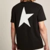 Schwarzes Herren-Hemd mit kontrastierendem weißem Logo und Stern