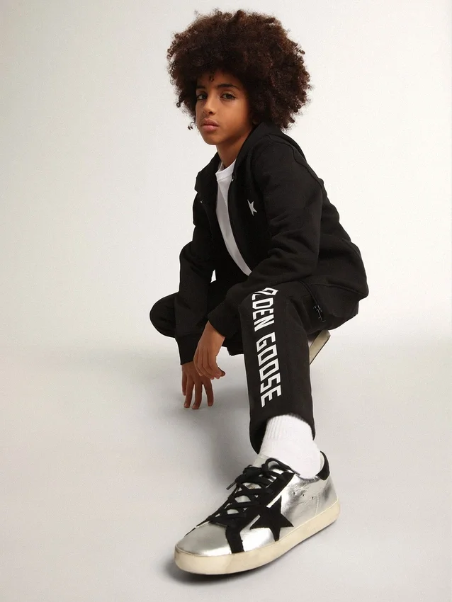 Schwarzes Kapuzensweatshirt mit kontrastierendem weißem Stern und Logo