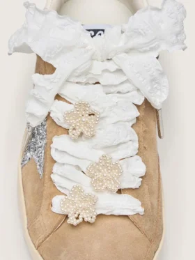 „Skins“ – weiße, gekräuselte Schnürsenkel mit blumenförmigen Perlenapplikationen