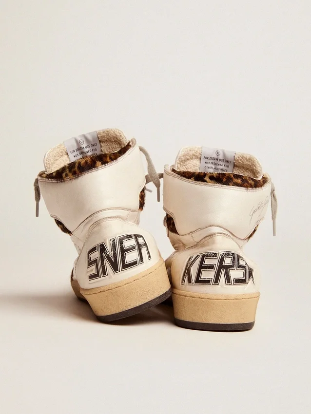 Sky-Star-Sneaker mit Signatur am Knöchel und Einsätzen aus Ponyfell mit Leopardenmuster