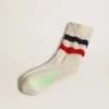 Socken aus weißer Baumwolle mit Used-Look und roten sowie marineblauen Streifen