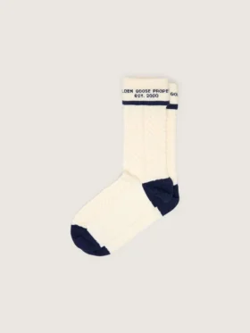 Socken in abgenutztem Weiß mit Umschlag und dunkelblauen Details