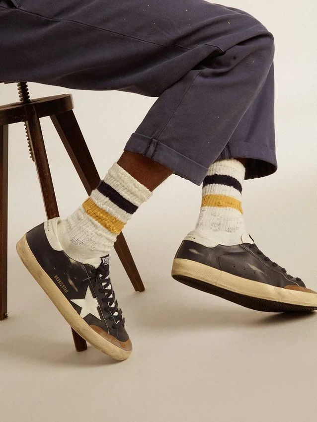 Socken in gealtertem Weiß mit Used-Look-Details und zweifarbigen Streifen