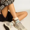Socken in gealtertem Weiß mit zweifarbigen Streifen