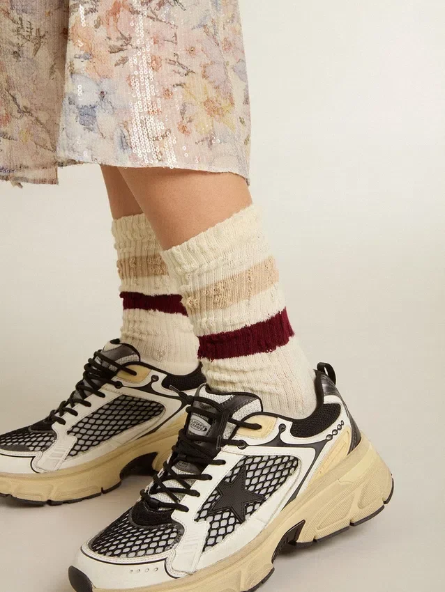 Socken in Used-White-Optik mit Distressed-Details und beigen sowie burgunderroten Streifen