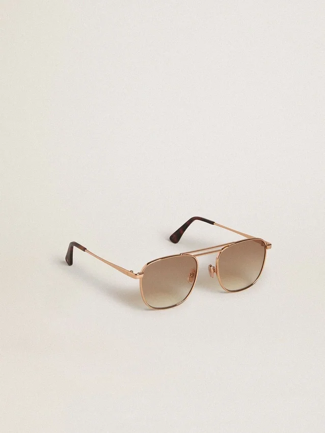 Sonnenbrille im Pilotenstil mit goldenem Rahmen und beigen Gläsern