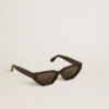Sonnenbrille im rechteckigen Stil mit schwarzem Rahmen und schwarzen Gläsern