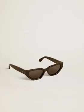 Sonnenbrille im rechteckigen Stil mit schwarzem Rahmen und schwarzen Gläsern