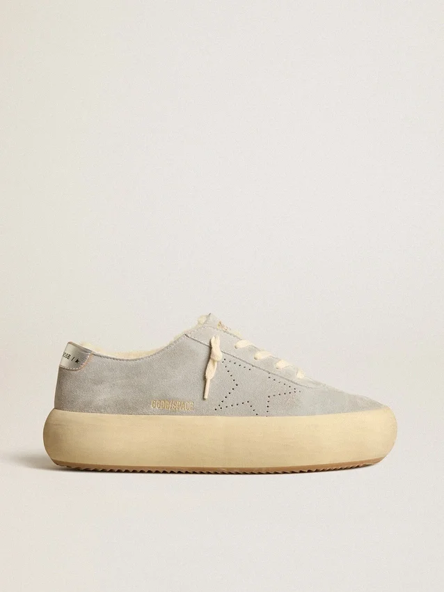 „Space-Star“-Damenschuhe aus eisgrauem Wildleder mit Lammfellfutter