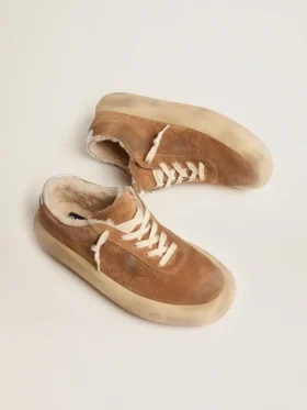 „Space-Star“-Damenschuhe aus tabakfarbenem Wildleder mit Lammfellfutter