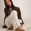 „Space-Star“-Damenschuhe aus tabakfarbenem Wildleder mit Lammfellfutter