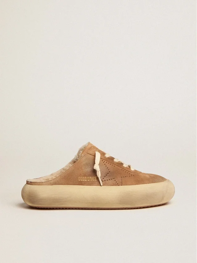 Space-Star-Sabot-Schuhe für Damen aus tabakfarbenem Wildleder mit Lammfellfutter