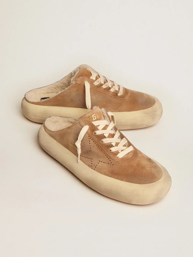 Space-Star-Sabot-Schuhe für Damen aus tabakfarbenem Wildleder mit Lammfellfutter