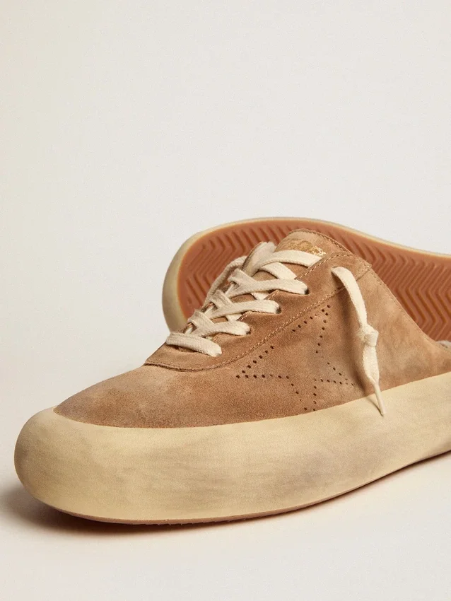 Space-Star-Sabot-Schuhe für Damen aus tabakfarbenem Wildleder mit Lammfellfutter