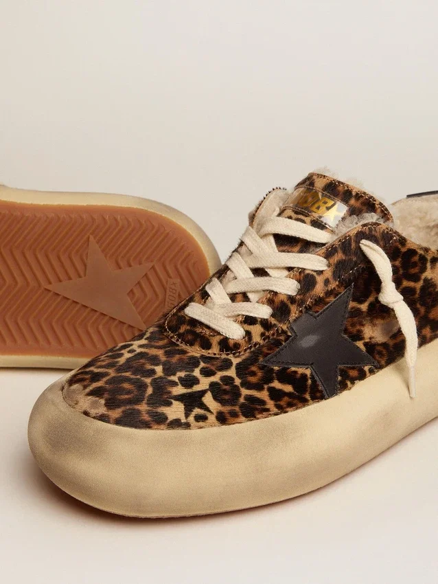 Herrenmodell „Space-Star“ aus Ponyfell mit Animal-Print und Lammfellfutter