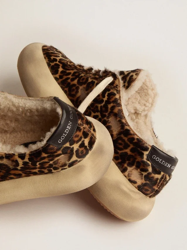 Herrenmodell „Space-Star“ aus Ponyfell mit Animal-Print und Lammfellfutter