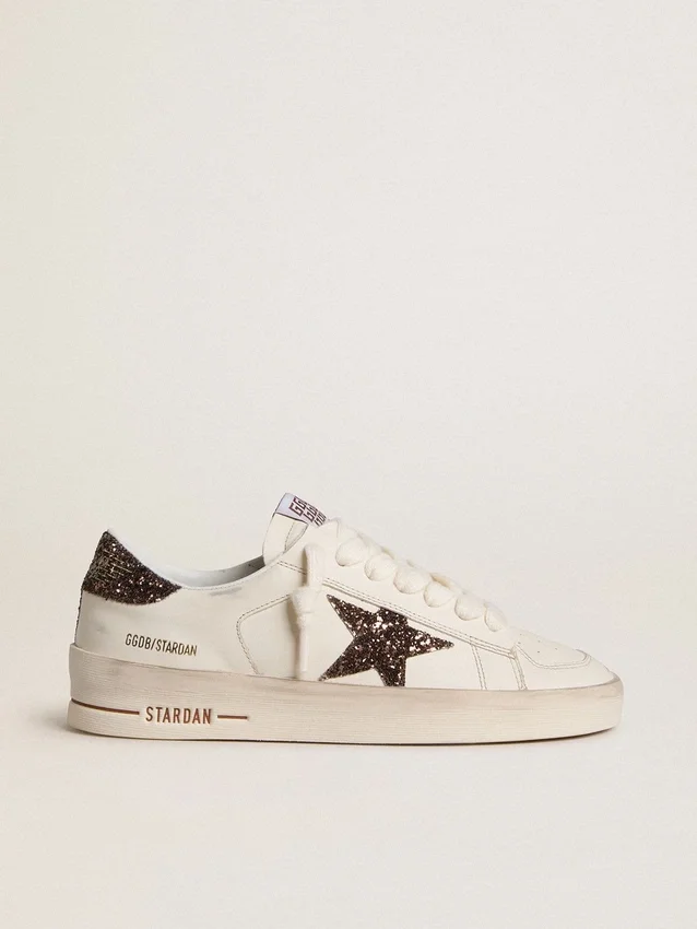 Stardan für Damen aus weißem Leder mit braunem Glitzerstern und Fersenlasche
