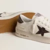 Stardan für Damen aus weißem Leder mit braunem Glitzerstern und Fersenlasche