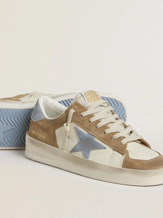 Stardan LTD aus weißem Leder und tabakfarbenem Wildleder mit hellblauem Wildlederstern und Fersenlasche