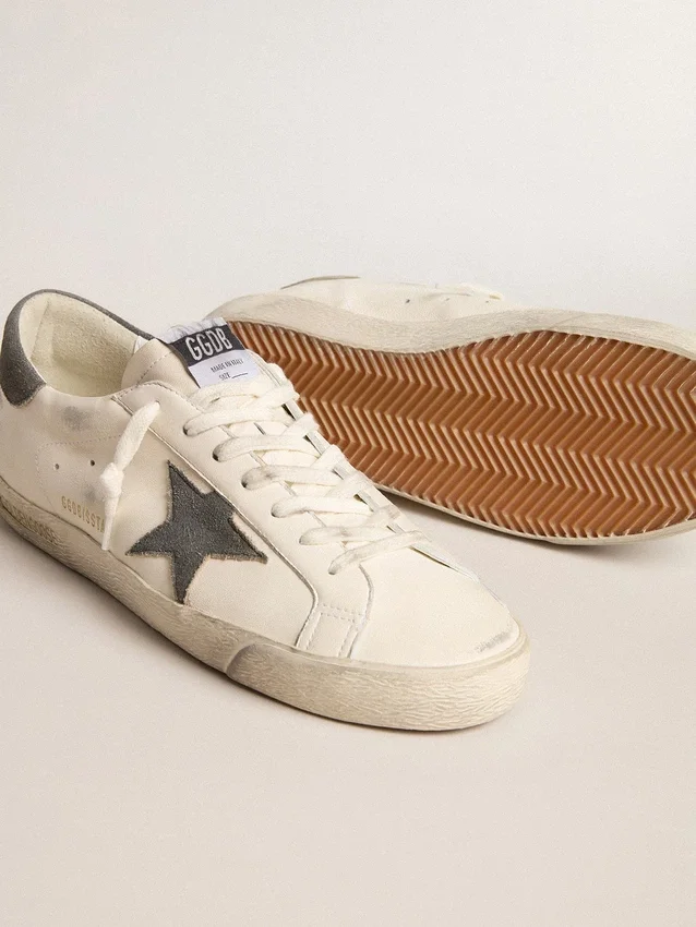 Super-Star aus Nappaleder mit grauem Stern aus Wildleder und Fersenlasche