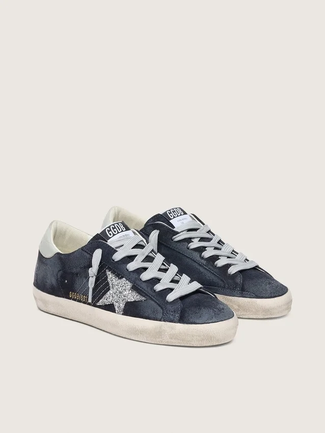 Super-Star für Damen aus blauem Wildleder mit silbernem Glitzerstern und Lederlasche am Fersenbereich