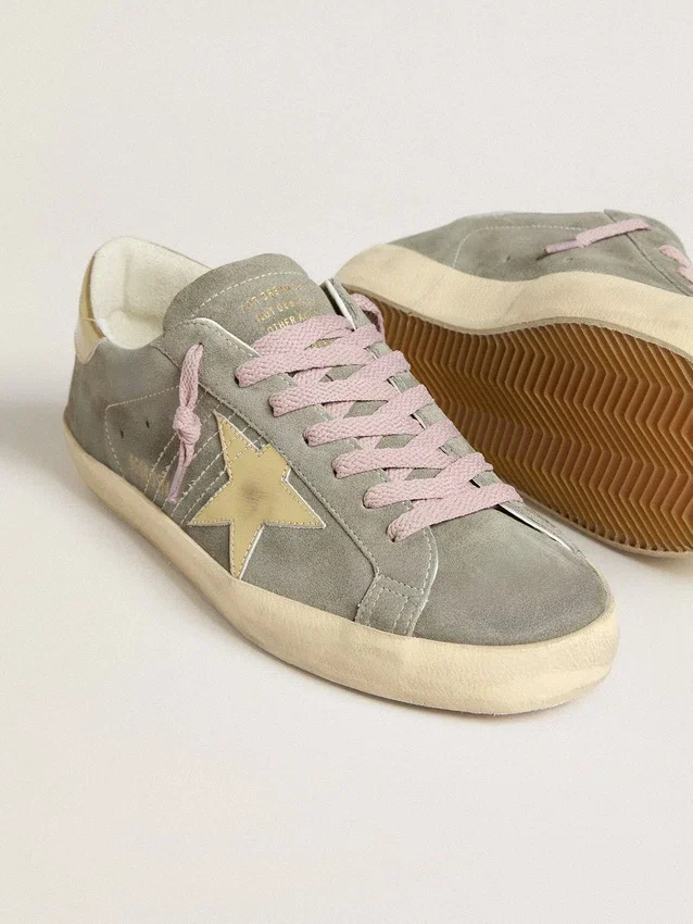 Super-Star für Herren aus grauem Wildleder mit goldfarbenem Metallic-Lederstern und Fersenlasche