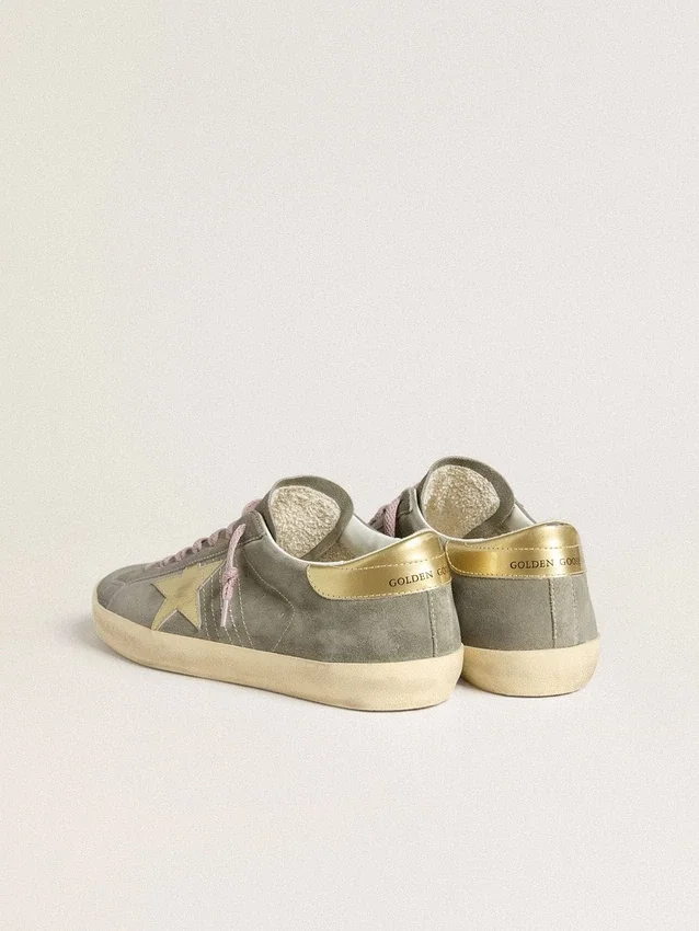 Super-Star für Herren aus grauem Wildleder mit goldfarbenem Metallic-Lederstern und Fersenlasche