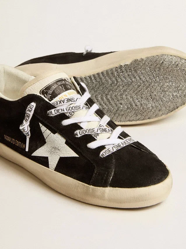 Super-Star LTD für Damen aus schwarzem Wildleder mit weiß aufgedrucktem Stern und silberner Glitzer-Fersenlasche