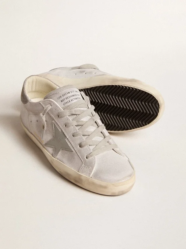 Super-Star-Sneaker aus grau-weißem Leder mit Glitzereffekt und Lederstern